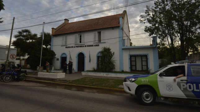 city bell: la vieron en actitud sospechosa, insulto a los policias y dano un patrullero