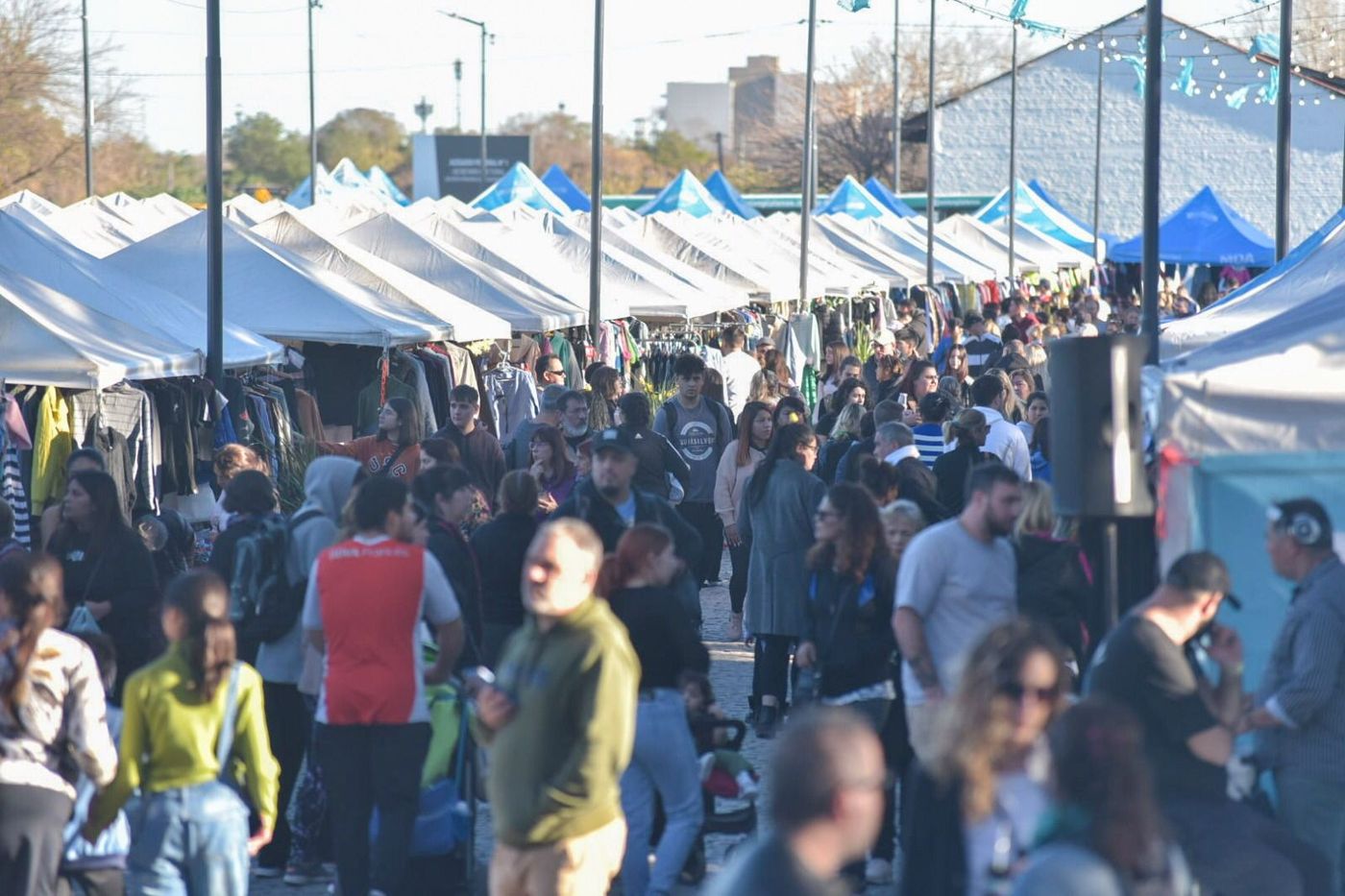 El Paseo de Compras Meridiano V reúne a cientos de vendedores ambulantes todos los fines de semana.