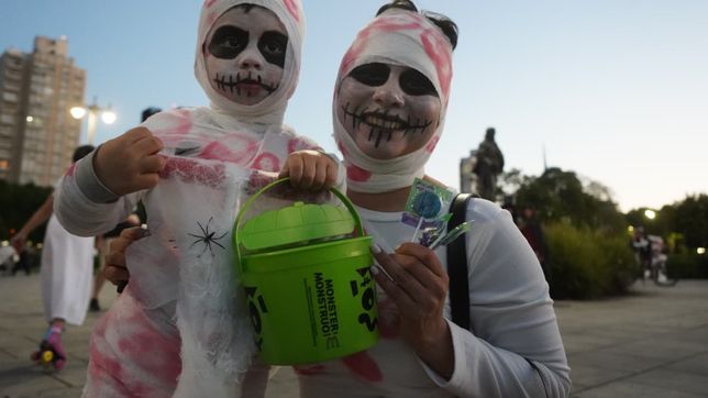 los platenses coparon plaza moreno en una nueva noche de brujas sobre ruedas