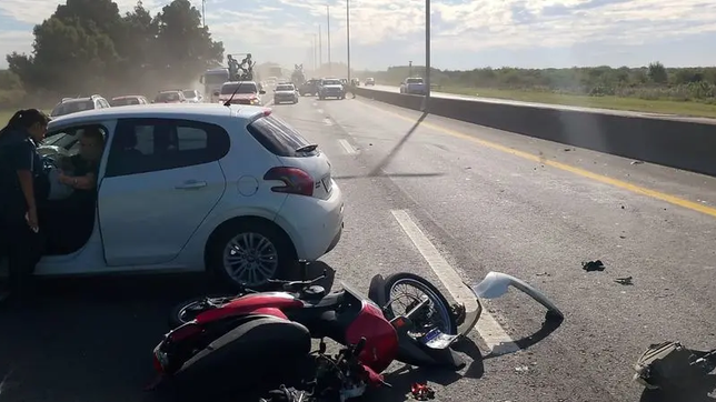 un accidente en plena autopista dejo a un motociclista herido y genero demoras
