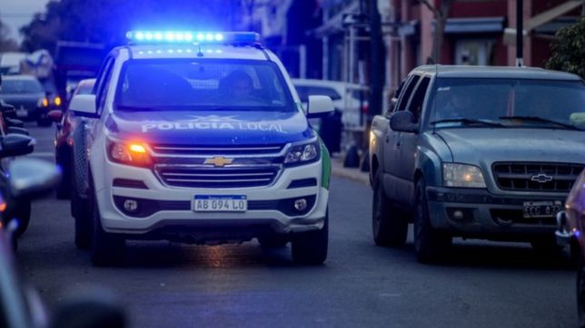 dos motochorros amenazaron a un policia, le robaron el uniforme, su arma y el auto