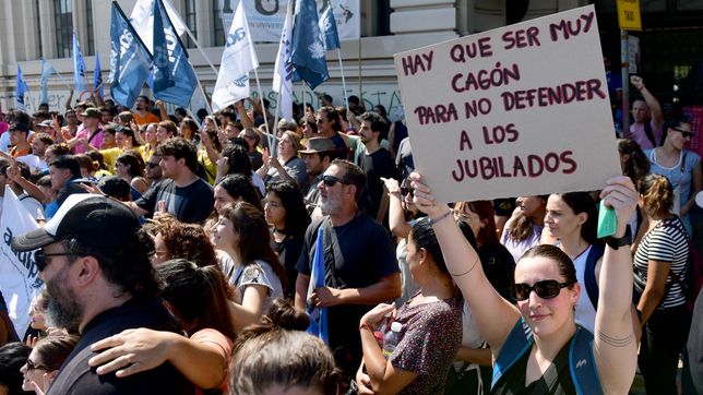 gran movilizacion de docentes, trabajadores y estudiantes de la unlp junto a los jubilados