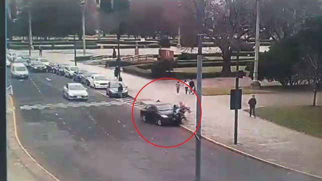asi fue el impresionante momento en el que un auto atropello a dos barrenderas en plaza moreno