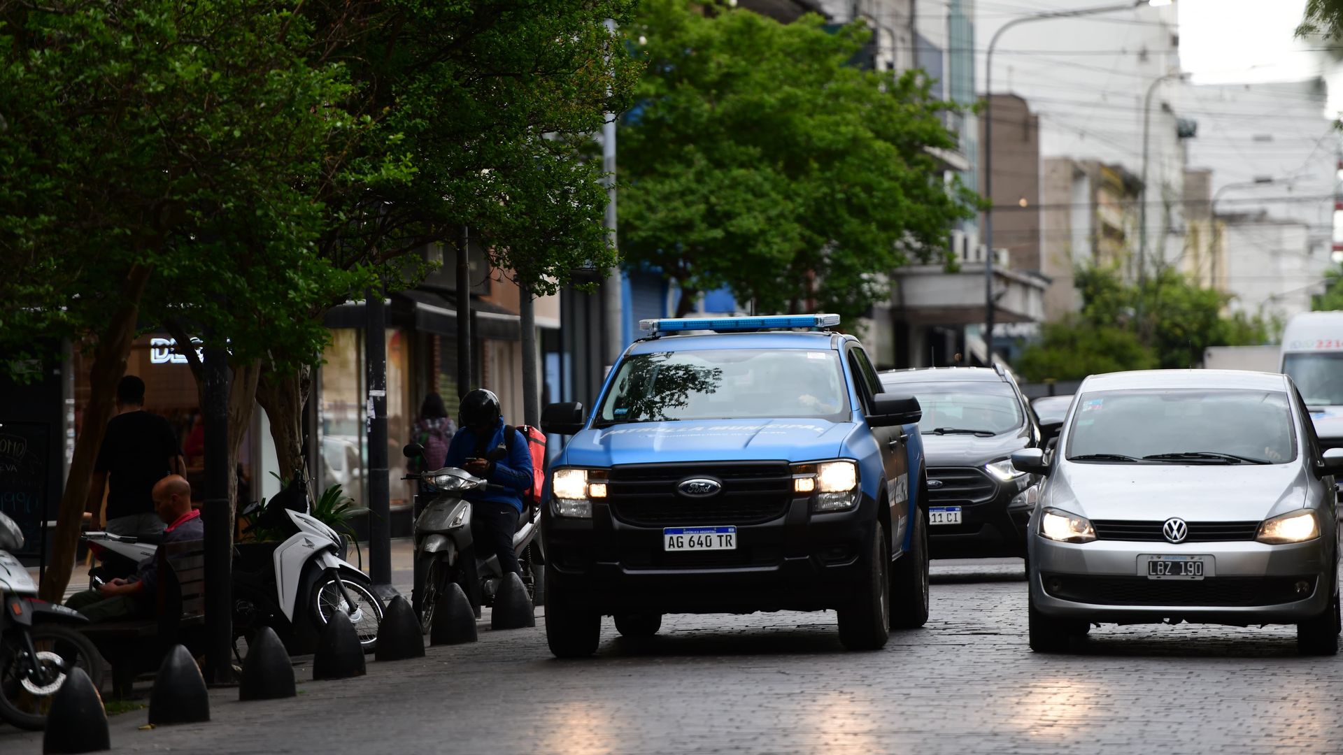 Una mujer cayó desde el quinto piso de un edificio a una cuadra de Plaza Moreno y murió en el acto