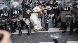 un fotografo platense fue atacado por policias tras la marcha de jubilados un fotografo platense fue atacado por policias tras la marcha de jubilados