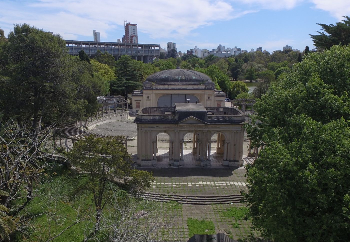Toma área de la fachada del teatro. 