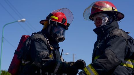 Una mujer de 96 años quedó en medio de un incendio en Berisso y fue rescatada por su nieto