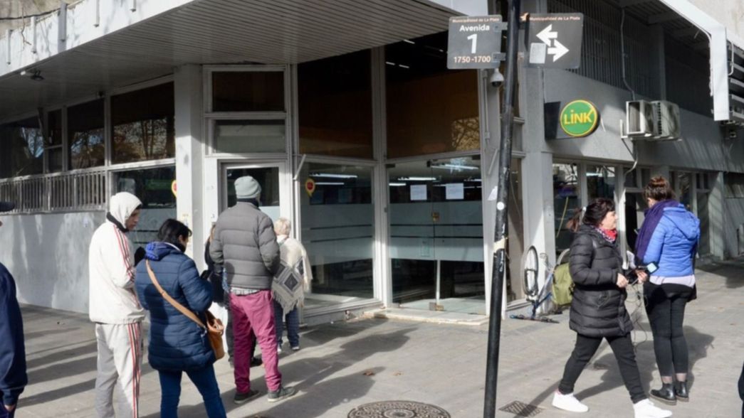 Chalecos, armas y amenazas: crónica de los 150 segundos de tensión en el Banco Provincia