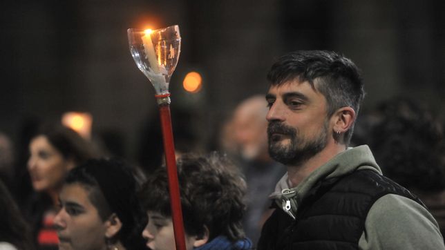 alumnos y trabajadores de la unlp se movilizan con antorchas por los recortes presupuestarios del gobierno