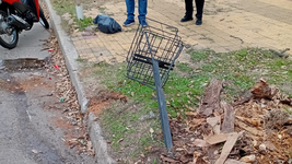 perdio el control de la moto en tolosa, choco contra un canasto y termino internado perdio el control de la moto en tolosa, choco contra un canasto y termino internado