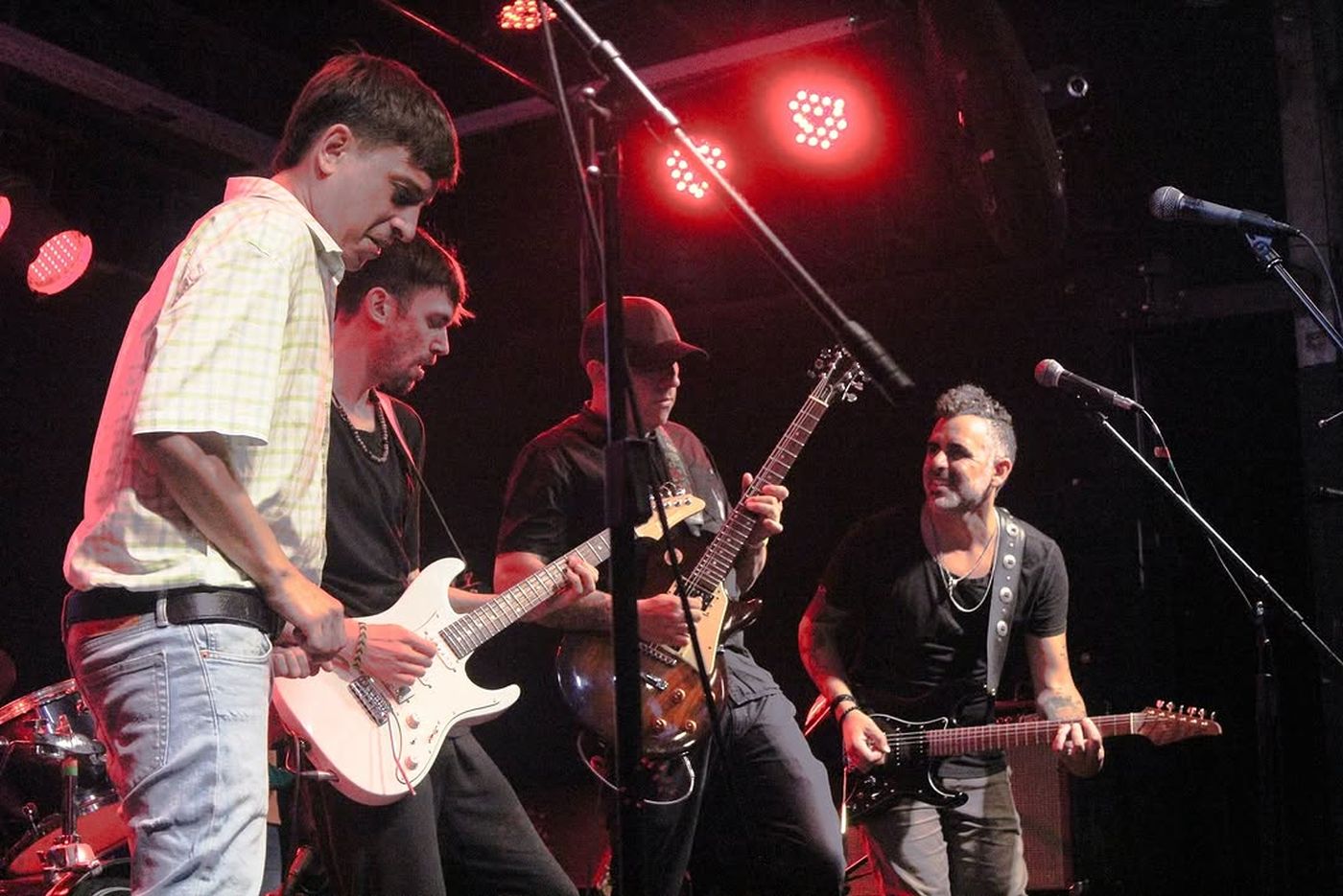 Gaspar Benegas, guitarrista de Los Fundamentalistas de Aire Acondicionado, y Rey Garufa y sus timadores en Mar del Plata