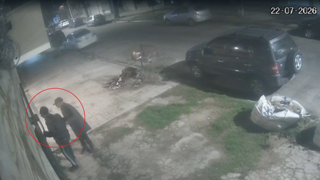 Intentaron robar una moto de una casa, el dueño los descubrió y salió a correrlos