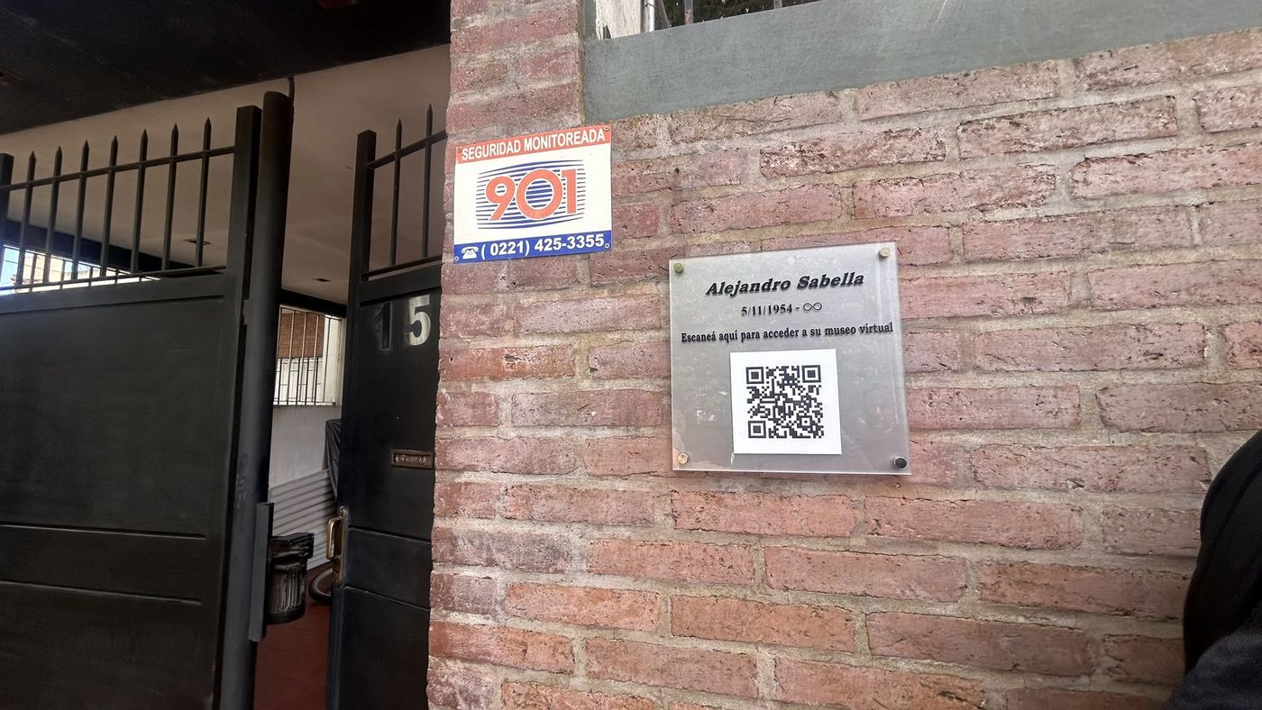 La placa en homenaje a Alejandro Sabella en su casa de Tolosa. La placa en homenaje a Alejandro Sabella en su casa de Tolosa.
