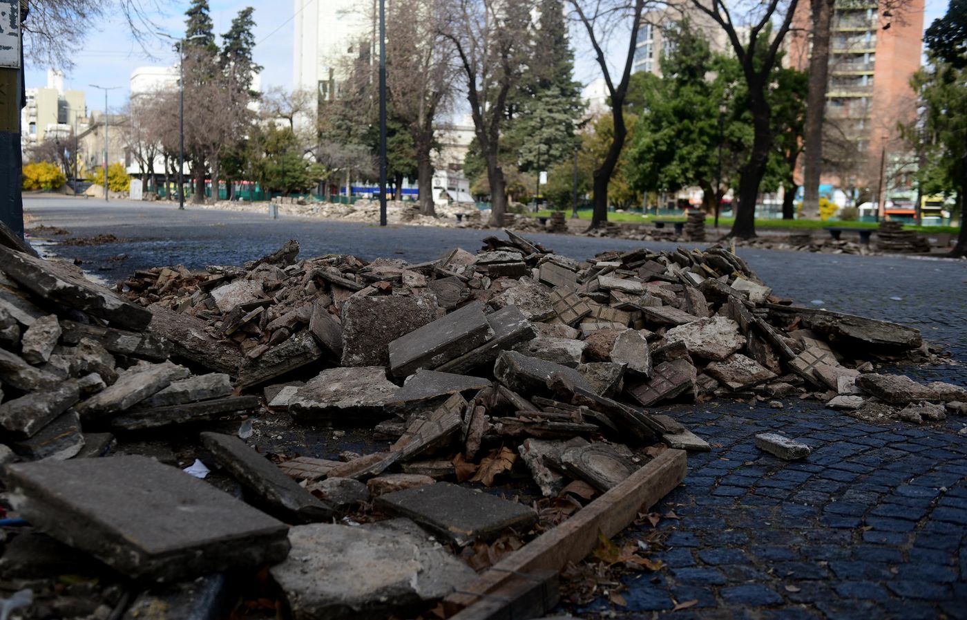 Lo primero que se hizo en las plazas del centro de La Plata fue levantar las baldosa