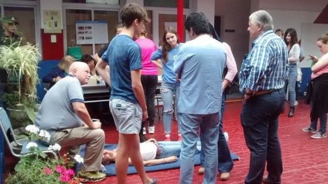 susto en el colegio lincoln: una mujer se desmayo cuando fue a votar