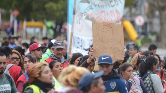 tension, pedradas y gases en plaza moreno: cooperativistas se cruzaron con la policia