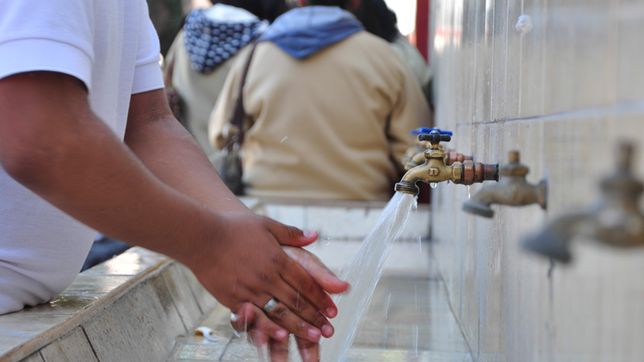 una escuela de la plata esta sin clases por falta de agua y el consejo escolar sigue sin ofrecer soluciones