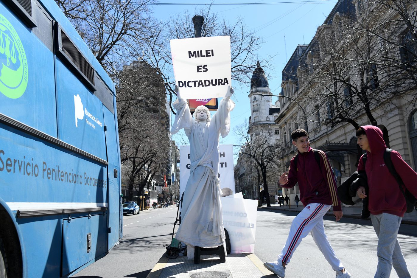 estatua viviente antimilei-0007.JPG