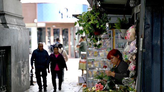 el paro de la cgt, con adhesion parcial en la plata y actividad normal en varios sectores