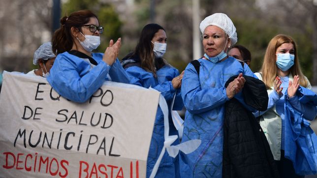 medicos y trabajadores de centros de salud marcharon a la municipalidad