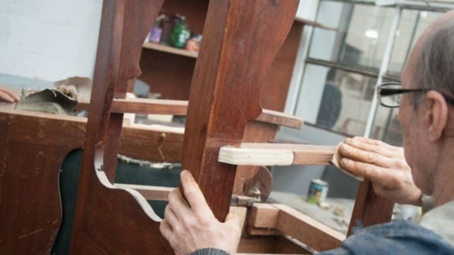 internos de una carcel de olmos reparan bancos de la repu y sillones de la gobernacion