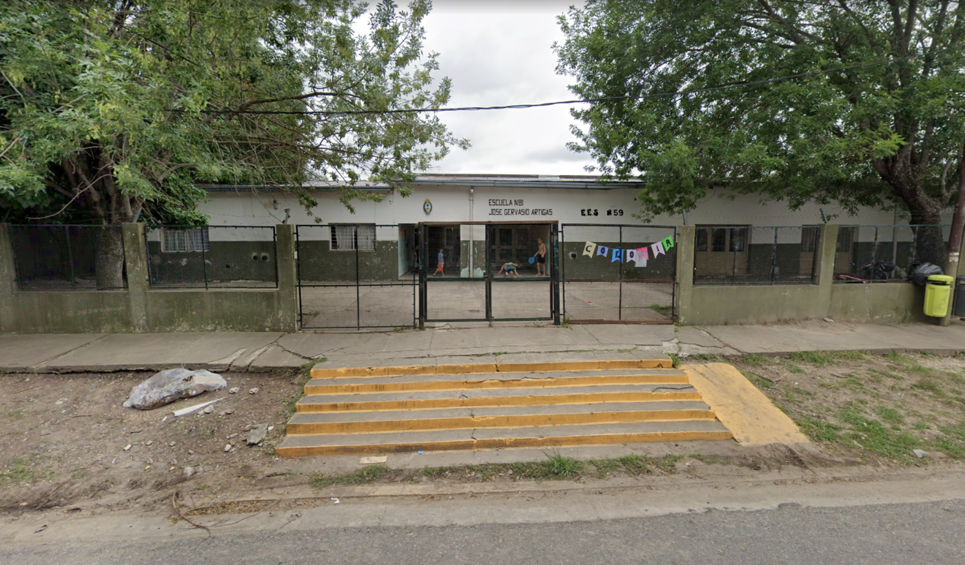 La Escuela Primaria N° 81 de La Plata donde fue detenido el hombre con pedido de captura por el delito de incendio