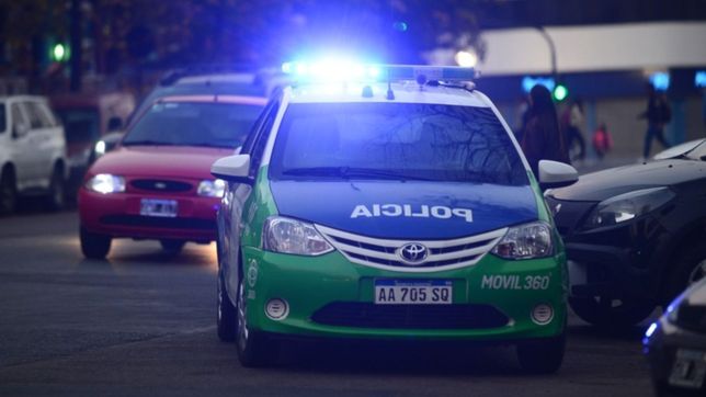 asaltaron un kiosco de la plata y se llevaron hasta las zapatillas de las victimas