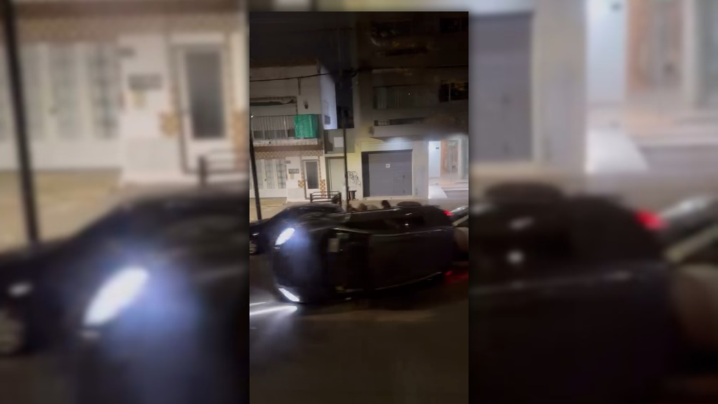 Un auto chocó con un micro y terminó volcado de lado en plena avenida 44