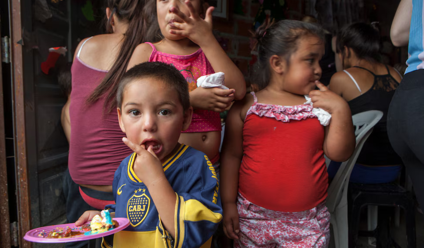 El 45% de los niños y niñas viven en hogares que se encuentran por debajo de la línea de la pobreza