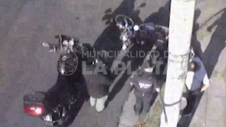 VIDEO: Un motociclista terminó herido tras ser chocado por un auto