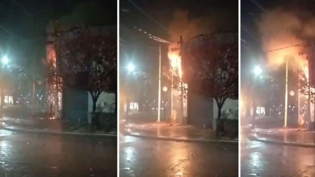 explosiones, chispas, fuego y susto: exploto un transformador y un barrio se quedo sin luz