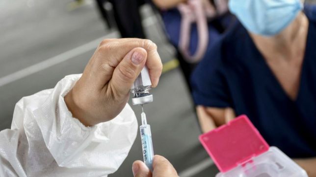 comienza la aplicacion de terceras dosis para el personal de salud bonaerense
