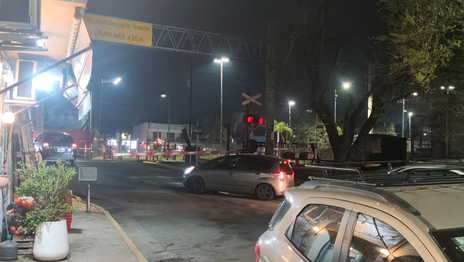 Accidente fatal y caos en la estación de trenes de Gonnet por autos cruzando con las barreras bajas