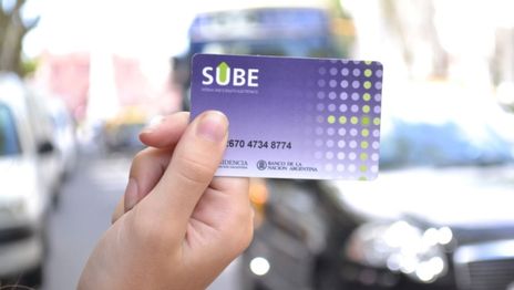 Tiene 18 años, robaba tarjetas SUBE en Plaza San Martín con un machete y terminó detenido