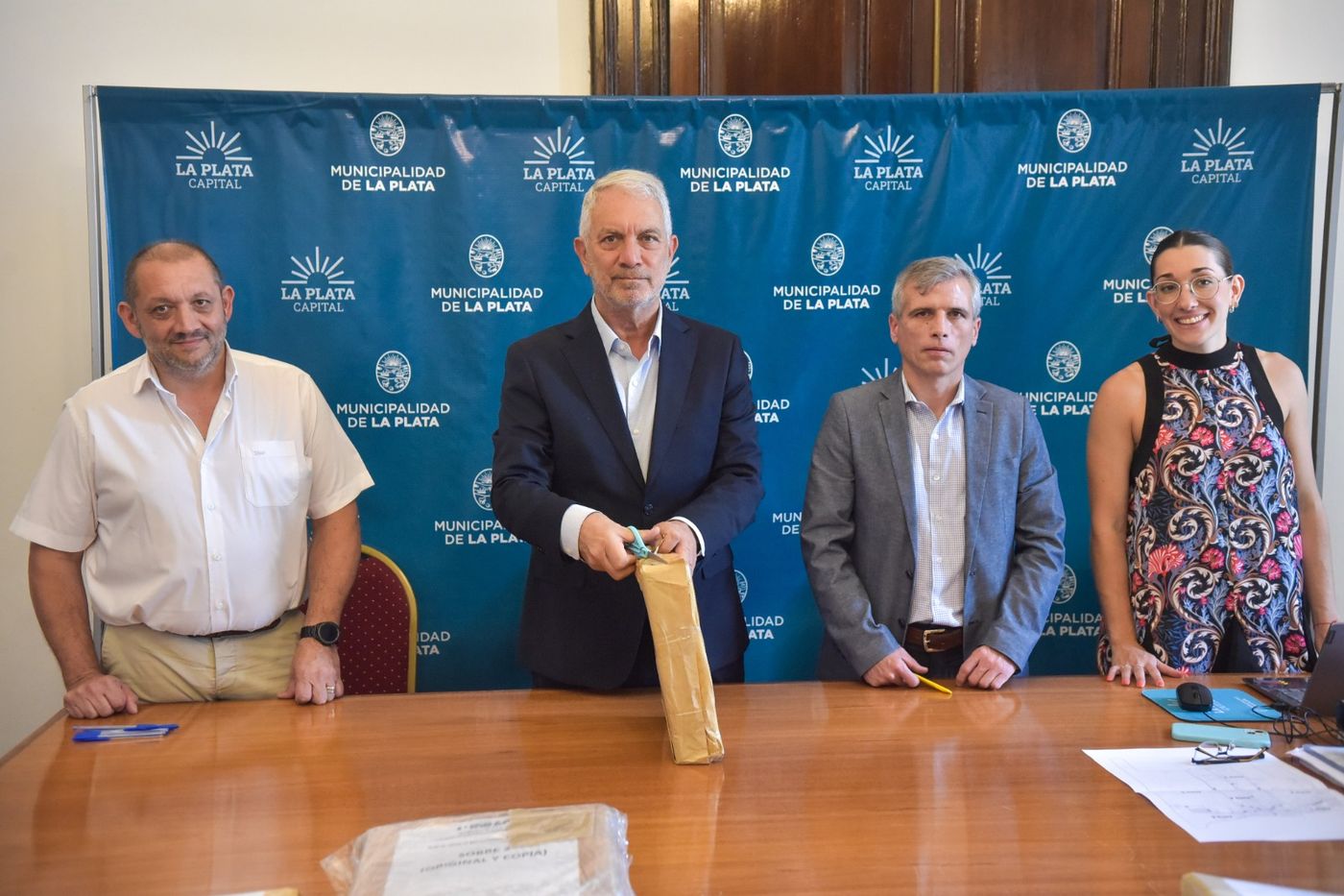 El intendente de La Plata, Julio Alak, participó de la segunda apertura de sobres de la licitación para el megaplan de obras públicas en la ciudad