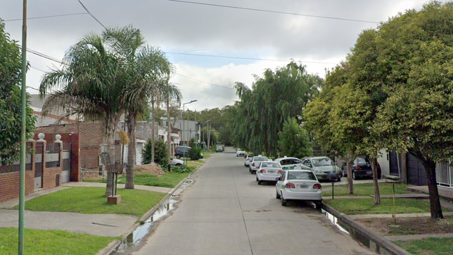 tres ladrones armados entraron a una casa de la plata y atacaron al dueno con un palo de hockey