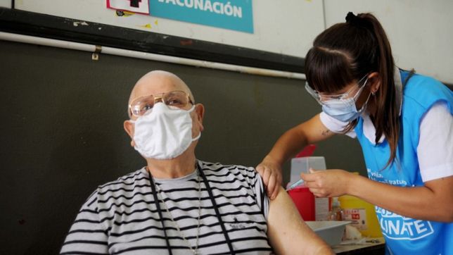 ¿quienes recibirian la tercera dosis contra el covid en argentina y desde cuando?