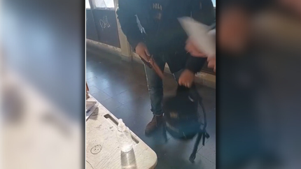 Un fiscal de La Libertad Avanza en La Plata quiso abrir la urna con un cuchillo y un policía se lo quitó
