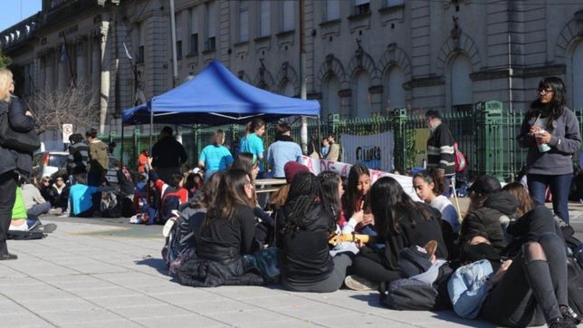 con cortes y sentadas, alumnos de escuelas de la plata reclamaran por la educacion sexual