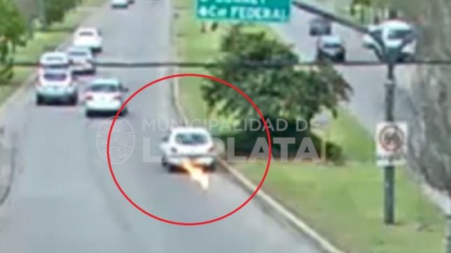 video: el momento en que un auto empieza a prenderse fuego en plena avenida 13