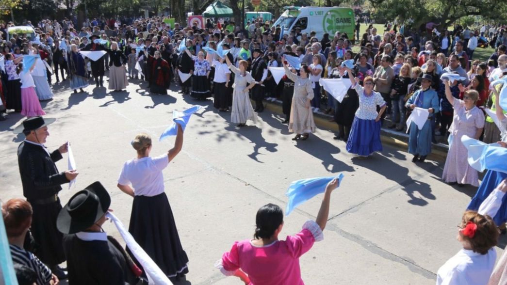 Con una feria gastronómica, desfile y música en vivo, City Bell celebró sus 105 años
