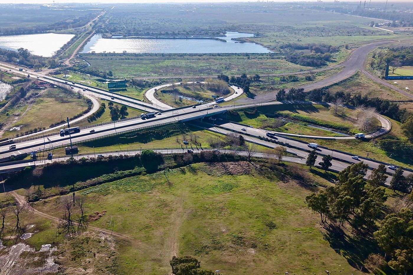 El distribuidor de la Autopista La Plata-Buenos Aires en la cabecera de diagonal 74, con la prolongación hacia Ensenada y Berisso perfilada