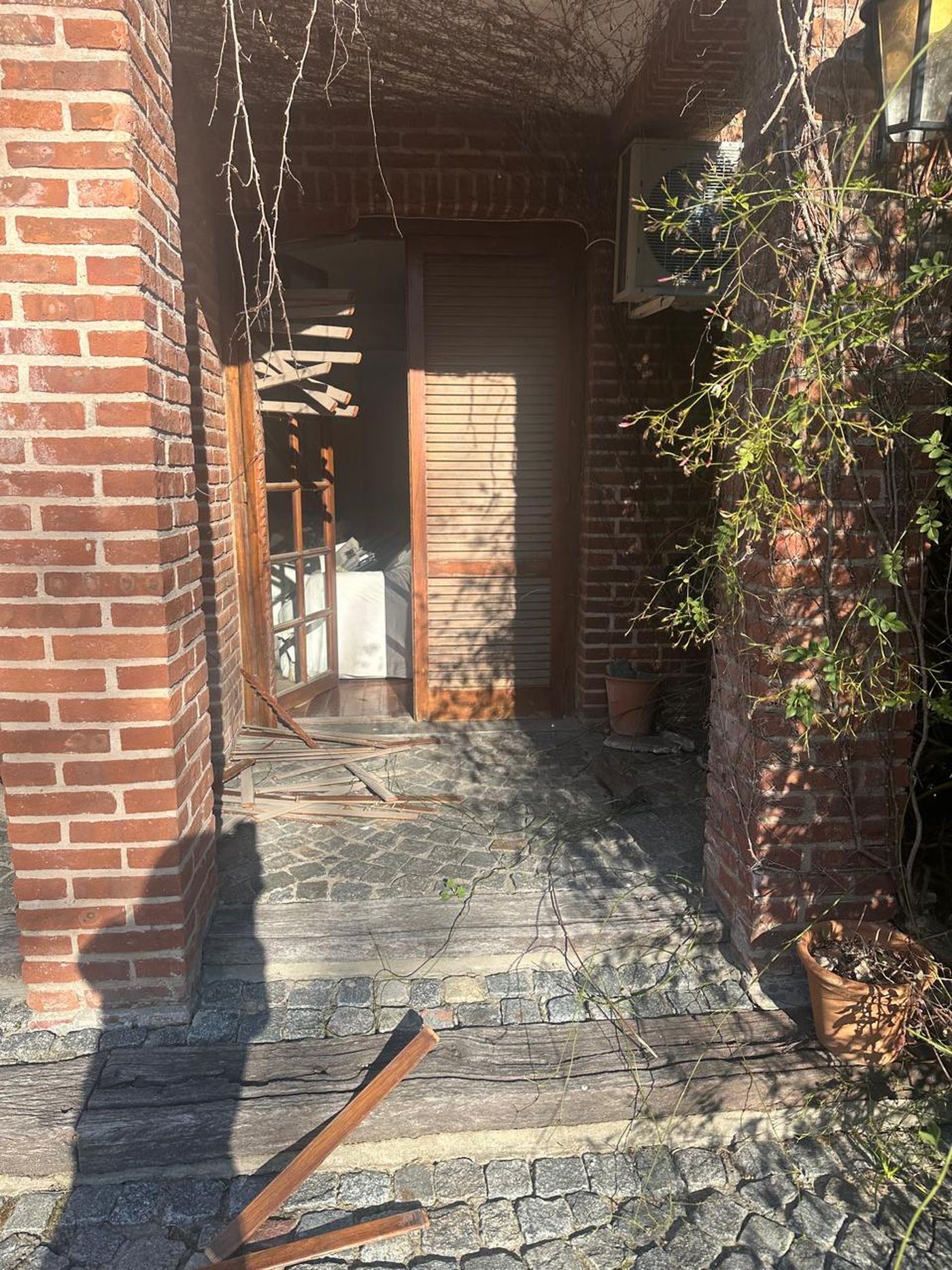As&iacute; qued&oacute; una de las ventanas de la casa de Villa Castells