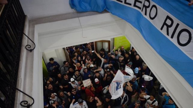 trabajadores del astillero coparon economia y esperan que la provincia los atienda