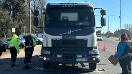 retienen a tres camiones con 38 toneladas de carga ilegal a la altura de la plata retienen a tres camiones con 38 toneladas de carga ilegal a la altura de la plata