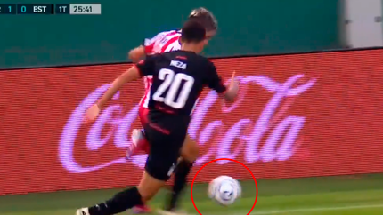 Video: la imagen del polémico gol de Barracas Central a Estudiantes