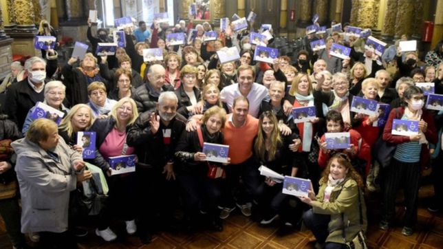 garro entrego tablets a adultos mayores en el marco del programa de integracion digital