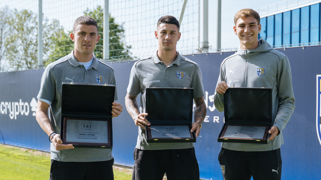 Dos ex jugadores de Estudiantes fueron distinguidos como embajadores del fútbol argentino