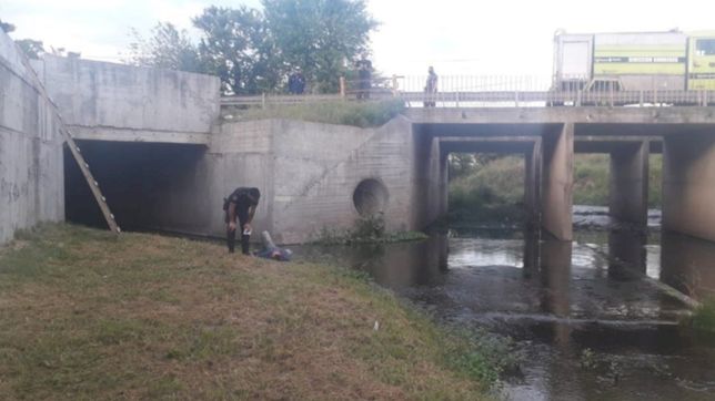 tiraron a un hombre de un puente en la plata y se salvo de milagro