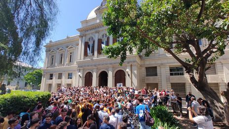 Emotivo abrazo a la UNLP en defensa de la educación pública